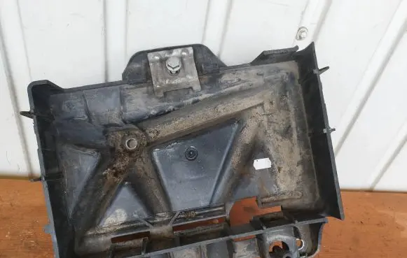 Volkswagen Polo V 6R Battery box tray 6Q0915331