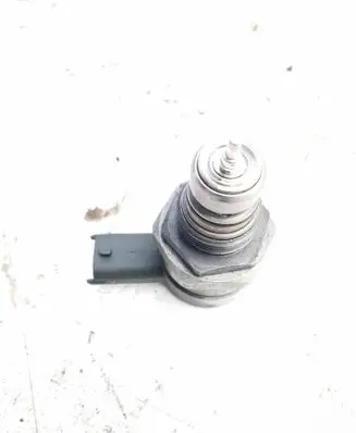 Volvo XC90 Fuel pressure regulator 30777576 22611511 0281002712