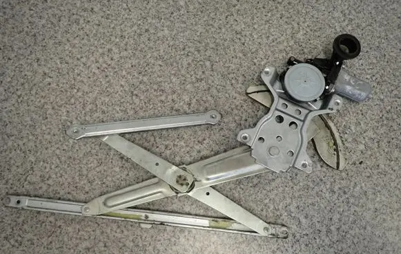 Suzuki Swift I Front door window regulator with motor