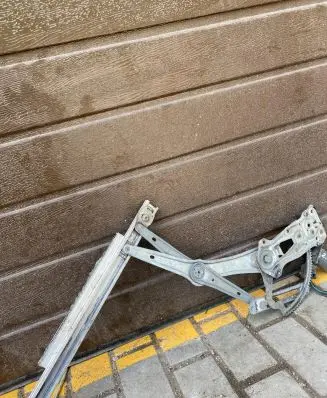 Mercedes-Benz E W210 Front door electric window regulator 119152XXX E2432
