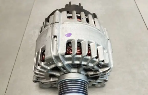 Volkswagen Tiguan Generator/alternator 05L903028B
