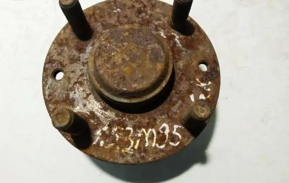 Mazda 323 Rear wheel hub
