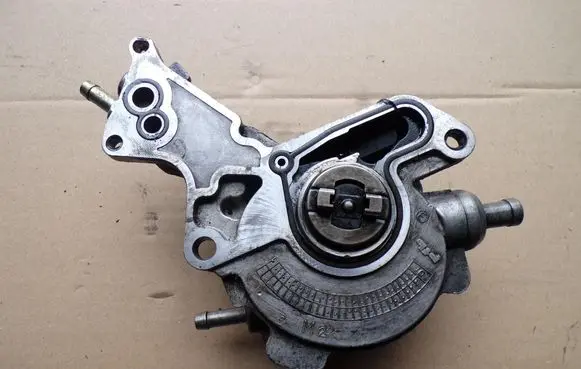 Audi A4 S4 B5 8D Vacuum pump 038145209A