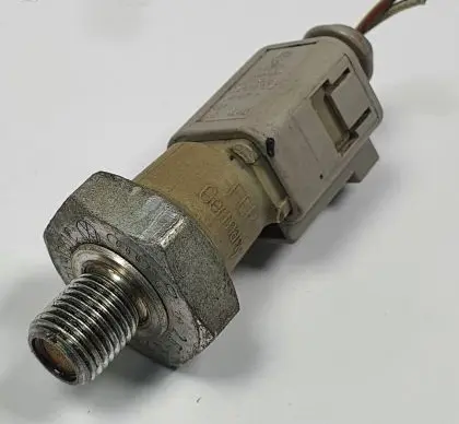 Audi A6 S6 C6 4F Oil pressure sensor 06E919081C