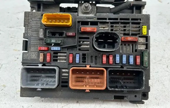 Peugeot 308 Fuse module 9664706280