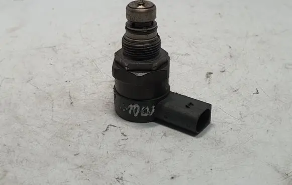BMW X3 E83 Fuel pressure regulator 0281002481 7805733 13537805733