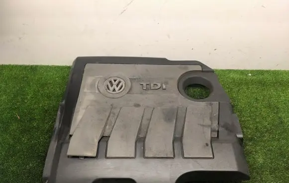 Volkswagen PASSAT B6 Engine cover (trim) 03L103925B