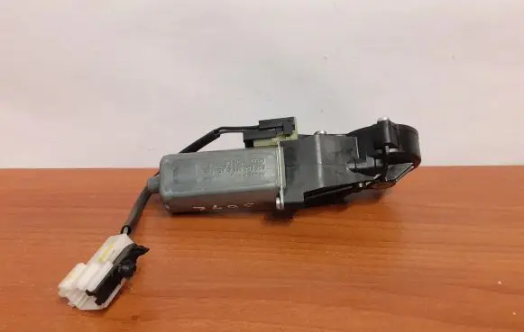 Mercedes-Benz E W211 Seat adjustment motor 0390203209 3642