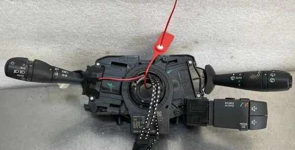 Renault Captur Tailgate/trunk/boot open switch