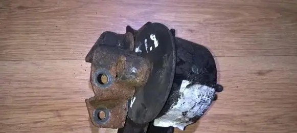 Nissan Primera Engine mount bracket