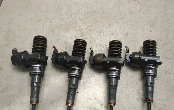 Volkswagen Caddy Fuel injectors set 0414720215