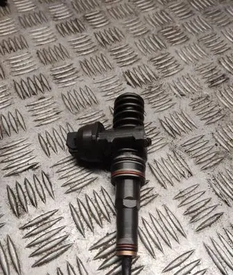 Volkswagen Golf IV Fuel injector 038130073am