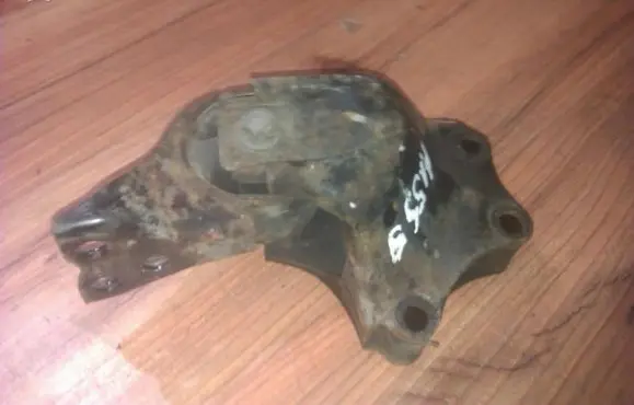 Mazda 323 Engine mount bracket