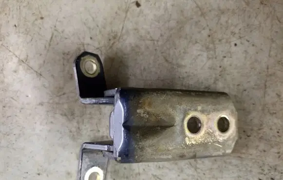 Suzuki Grand Vitara I Front door upper hinge