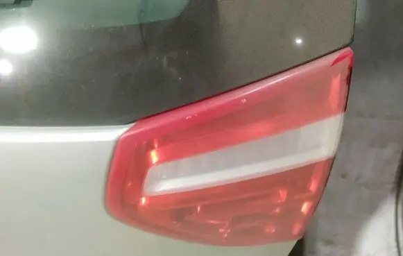 Tailgate rear/tail lights