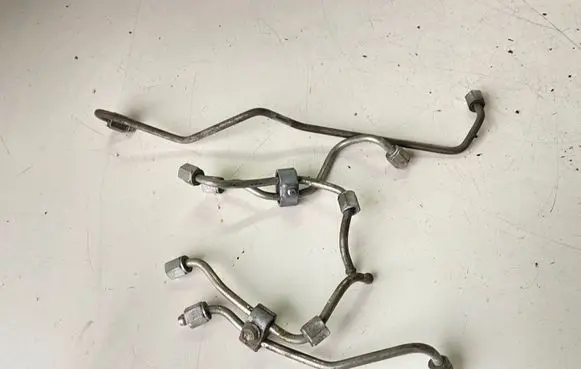 Toyota Avensis T270 Fuel injector supply line/pipe 