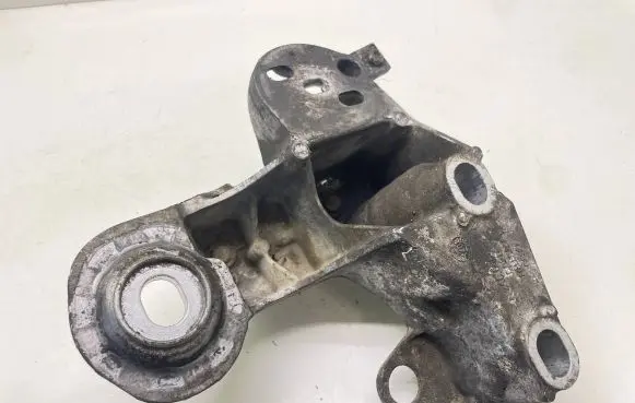 Audi A4 S4 B6 8E 8H Engine mounting bracket 8E0199352N