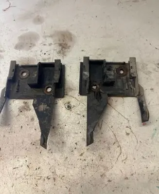 Rear bumper mounting bracket