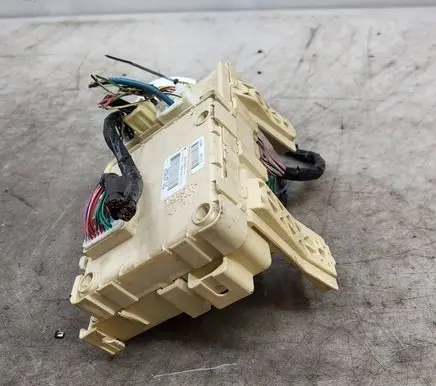 Toyota Avensis T250 Fuse module 8264105030A