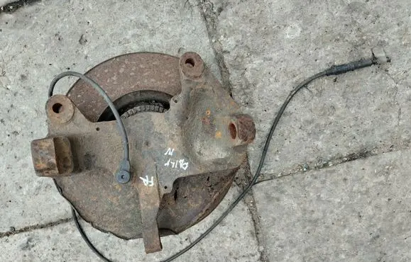 Iveco Daily 35 - 40.10 Front wheel hub spindle knuckle 504164492