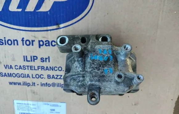 Engine mounting bracket