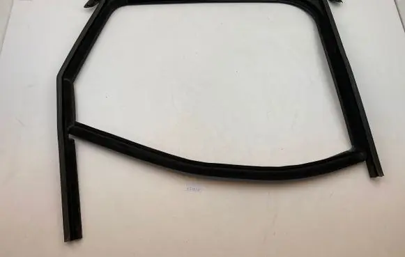 Porsche Macan (95B) Rubber seal rear door window/glass 