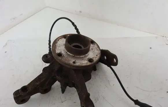 Renault Twingo II Front wheel hub spindle knuckle