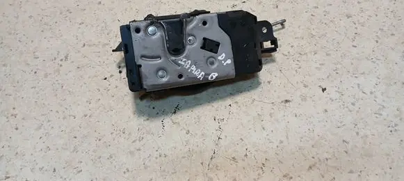 Opel Zafira B Front door lock 13210749