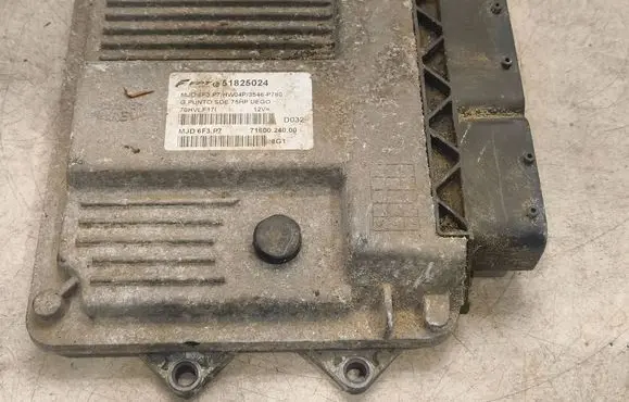 Fiat Punto (188) Engine control unit/module 51825024 7160024000 70HVLF171