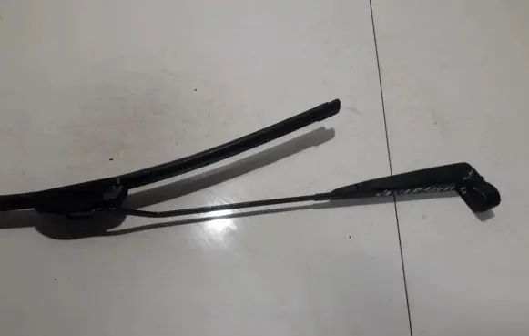 Front wiper blade arm