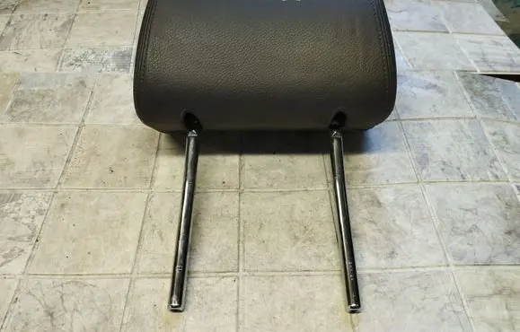 Volkswagen Touran I Rear seat headrest 