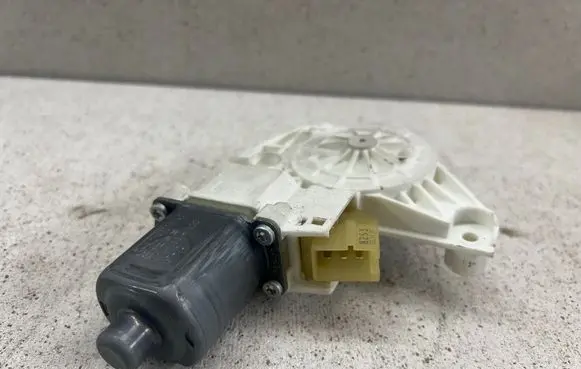 Mercedes-Benz C W204 Front door window regulator motor A2048200142 971133100