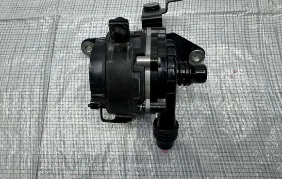 Maserati Grecale Water pump 670302279