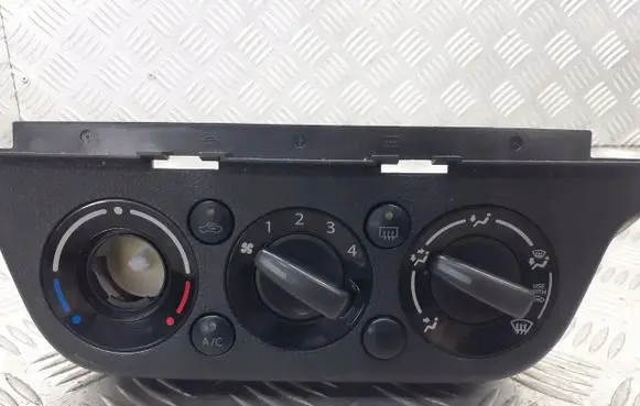 Suzuki Swift I Interior fan control switch 