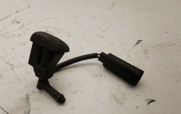 BMW 3 E46 Windshield washer spray nozzle 7056731 61667056731