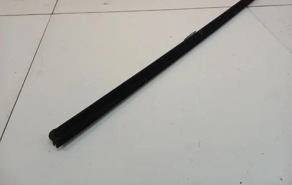 Toyota Avensis T250 Front door glass trim molding
