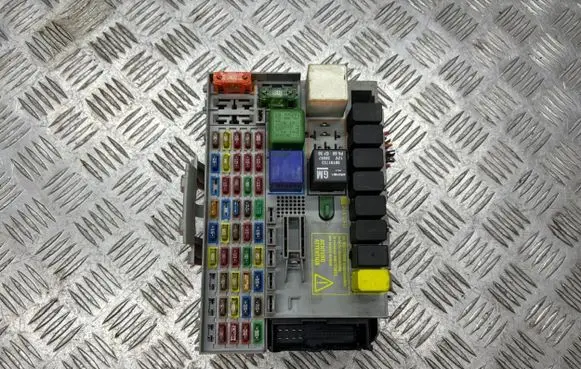 Opel Zafira A Fuse box set 24412497 X55E30S801