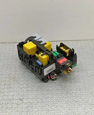 Peugeot 3008 II Fuse module 9806192580