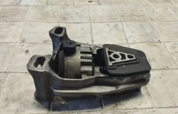 Peugeot 607 Engine mount bracket 326C68 320A24C