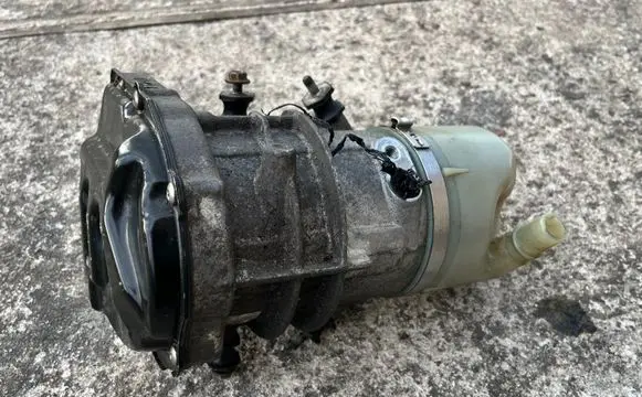Volvo V70 Power steering pump 31360493