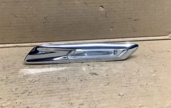 Front fender indicator light