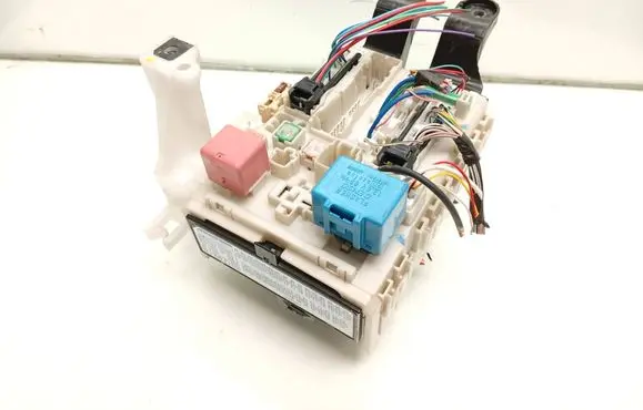 Toyota Avensis T270 Fuse module 8273005170C 90987W2001 AH1567003700