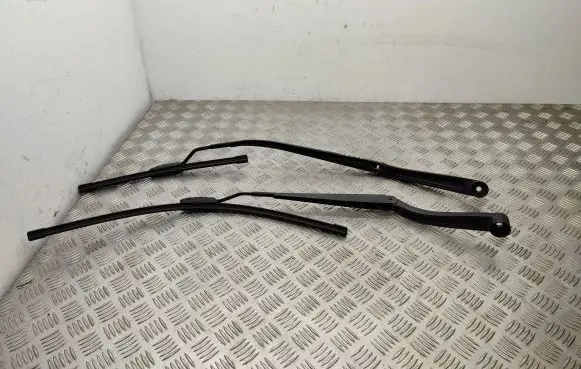 Hyundai Tucson TL Front wiper blade arm