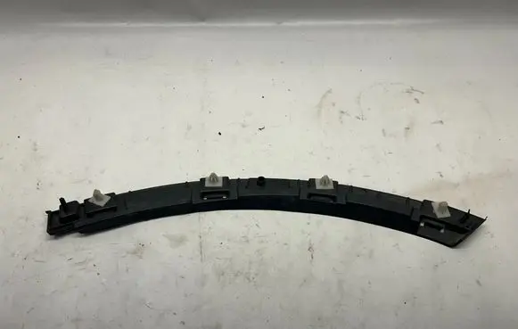 Ford Explorer VI Fender mounting bracket