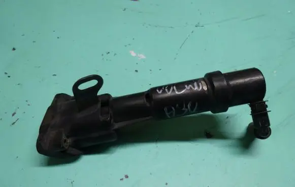 Volvo XC90 Windshield washer spray nozzle 