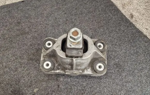 Land Rover Discovery 5 Engine mount bracket