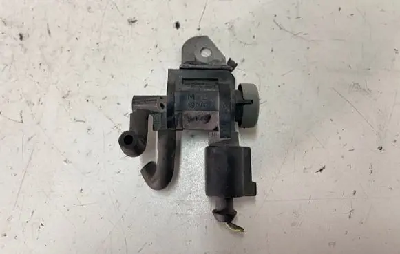 Volkswagen Caddy Vacuum valve 1K0906283A