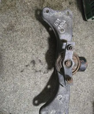 Gearbox mounting bracket