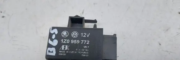 Volkswagen PASSAT B6 Other relay 1Z0959772