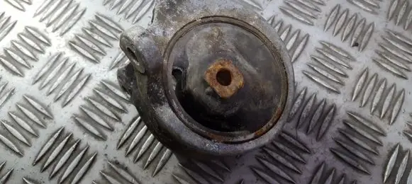 Nissan Sunny Engine mount bracket